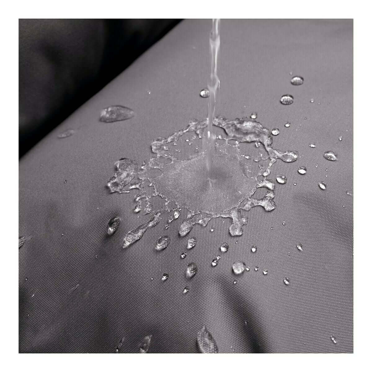 Wassertropfen auf dem Hundesofa Hunter Gent Braun, für einfache Reinigung und Pflege geeignet.