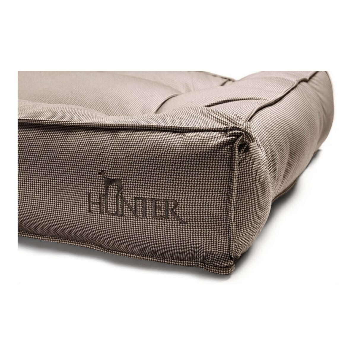 Hundebett Hunter Lancaster Braun Detailansicht mit feinem Muster und Markenlogo von Hunter