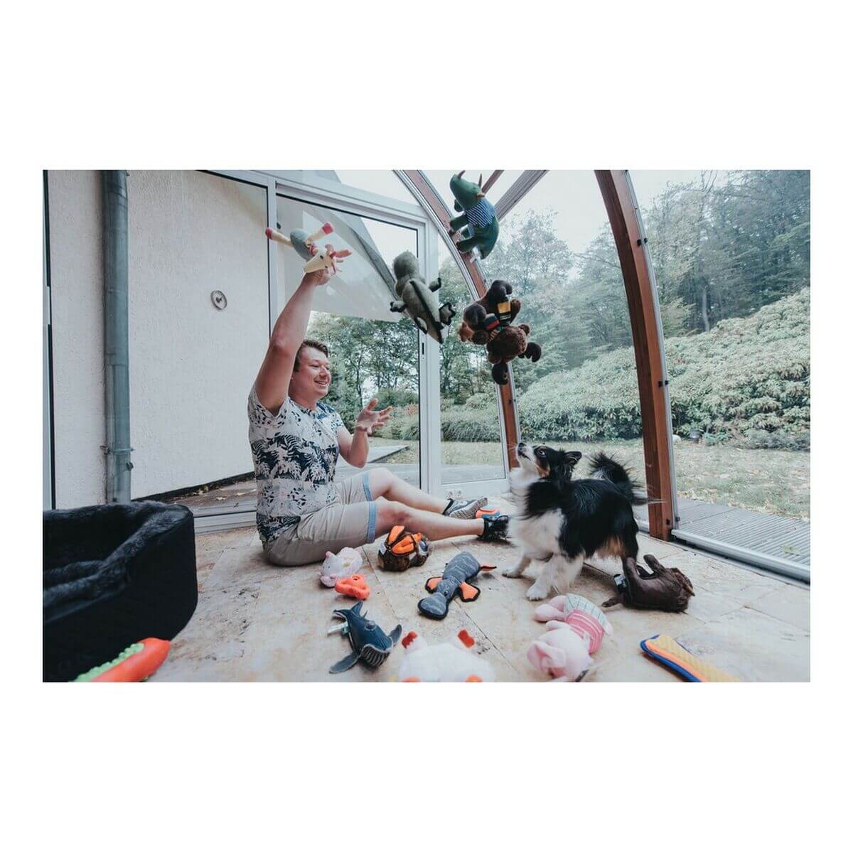 Hundekuscheltier Hunter Togh Toys Braun 25 cm mit Hund und Spielzeug im Innenraum.