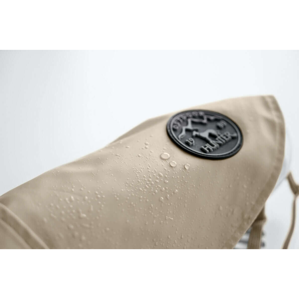 Detailansicht des Hundemantel Hunter Milford Beige mit Wassertropfen auf dem Stoff