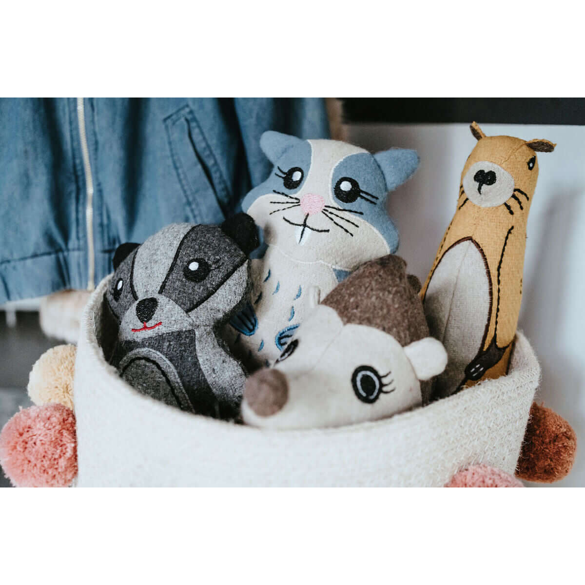 Hunter Kuscheltier für Hunde Grau 20 cm in einer Spielzeugkiste, umweltfreundliche Materialien und kuscheliges Design.