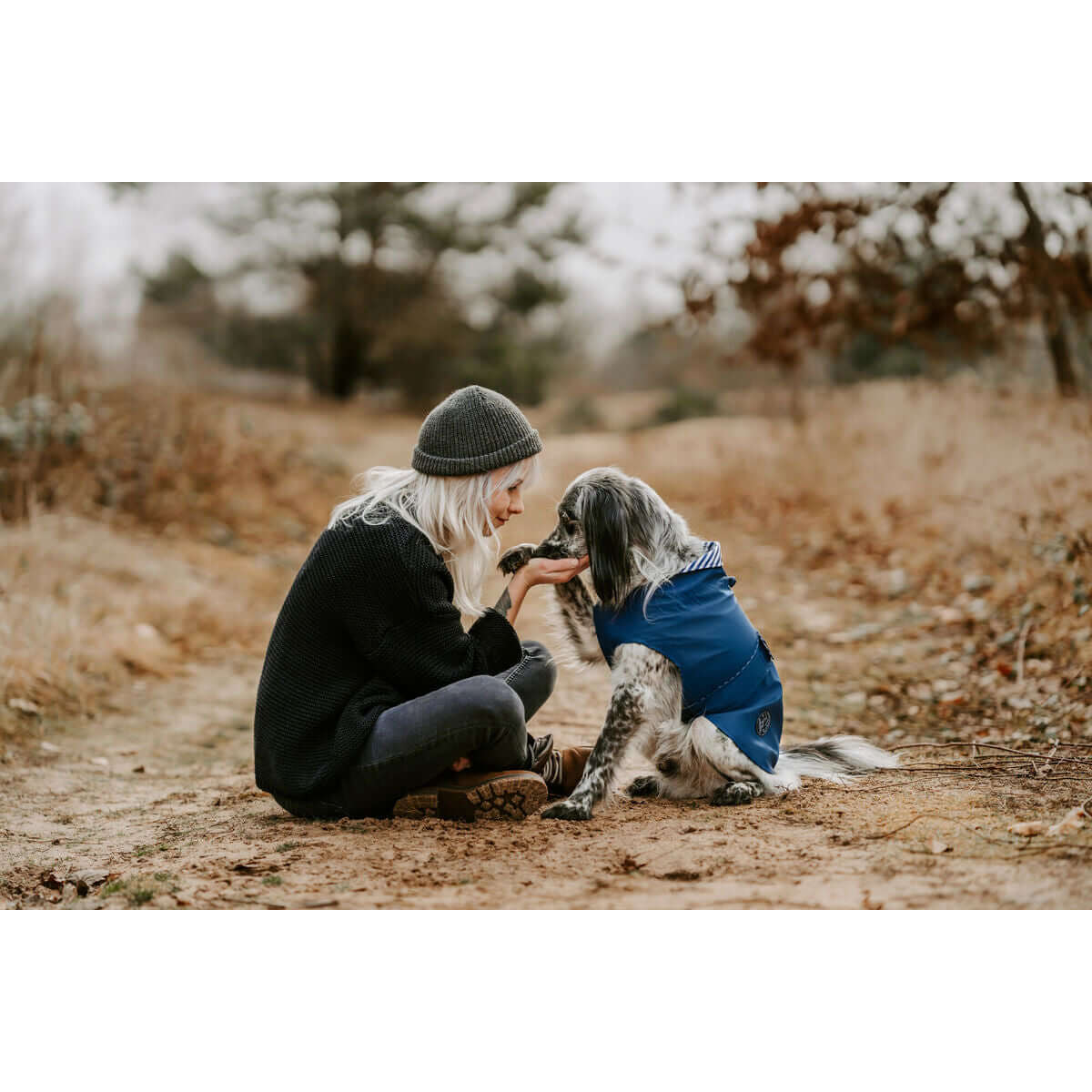 Hundemantel Hunter Milford Blau an einem Hund, der mit seinem Besitzer im Freien interagiert.