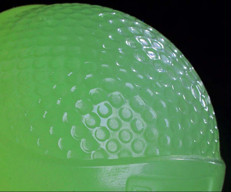 Leuchtender Hundeball von MONTE PETS in leichter Grüntonfarbe, ideal für spielende Hunde bei Tag und Nacht.