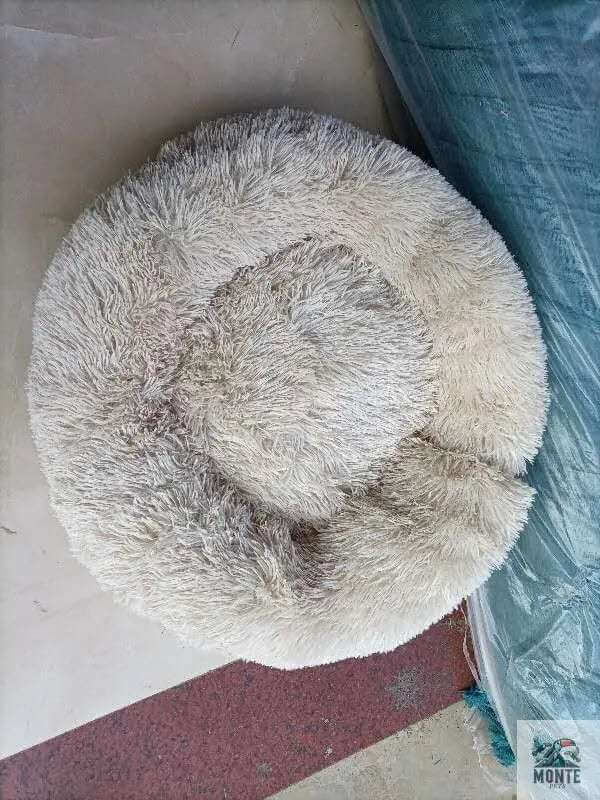 Rundes Kuschelbett für Hunde und Katzen - Fluffy Comfort in hellem, flauschigem Material, komfortabel und sicher.