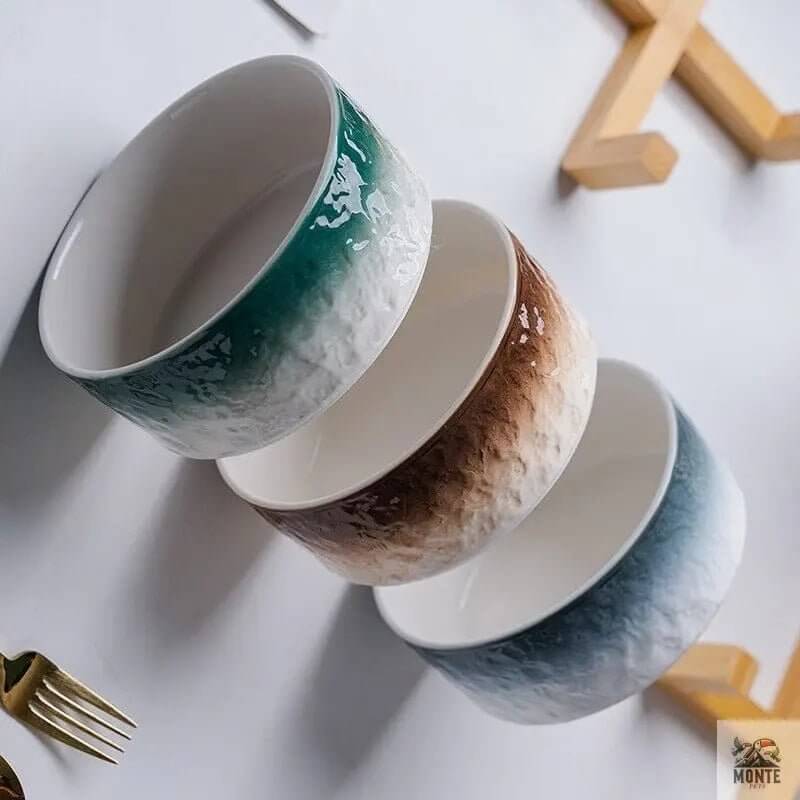 Natura Deluxe Keramik Futternapf mit Holzständer in verschiedenen Farben auf einem Tisch, ideal für Hunde und Katzen.