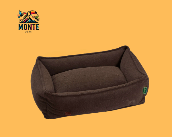 Hundebett Hunter Belluno Braun 80x60 cm von MONTE PETS auf orangefarbenem Hintergrund.