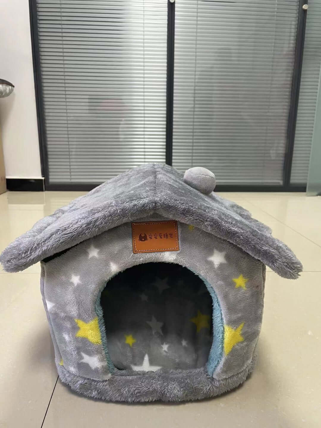 Hundehütte faltbar Winter für Haustiere in Graufarben mit Sternen und modernem Design